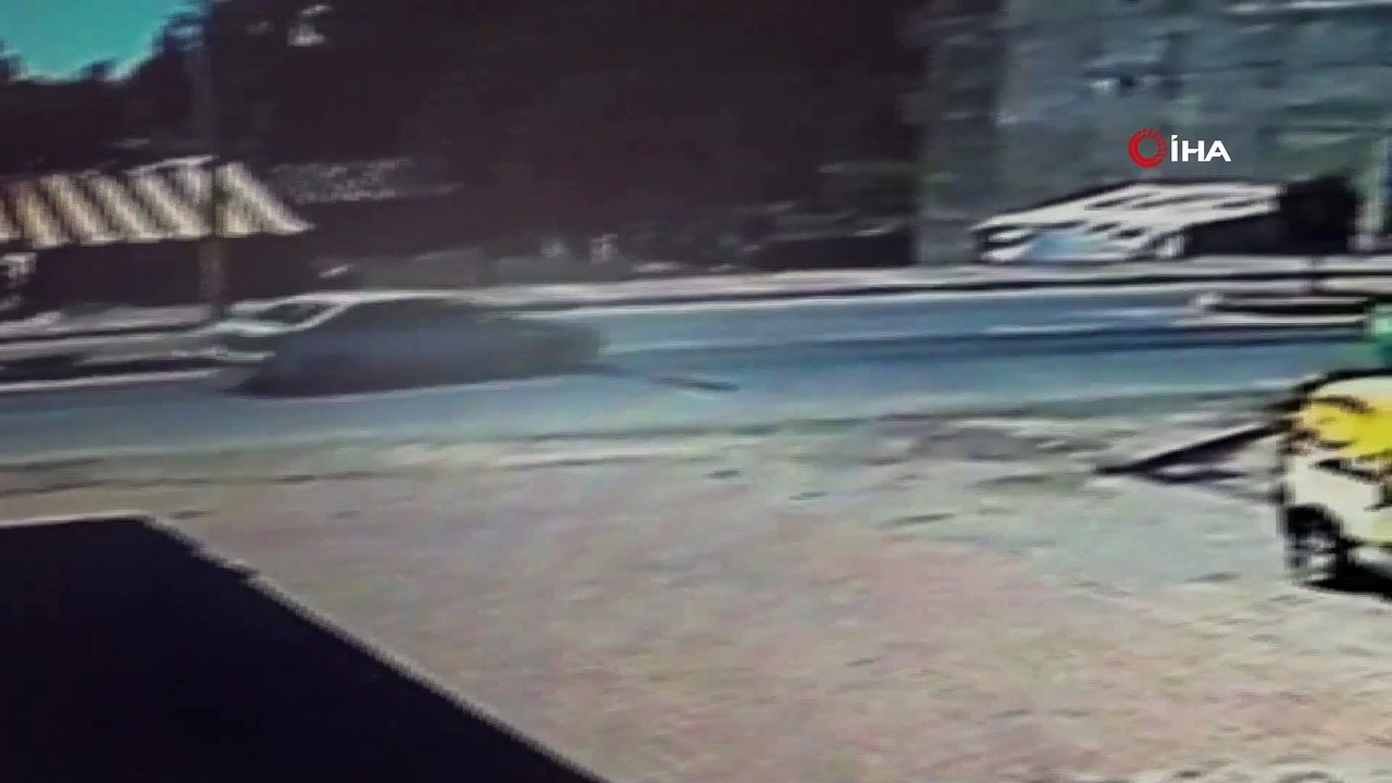 Ehliyetsiz sürücü otomobiliyle dönüş yapmak isterken evin bahçesine düştü...Kaza anı kamerada