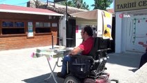 Engelli şahıs, Tarihi Cezaevi önünde kitap satarak geçimini sağlıyor