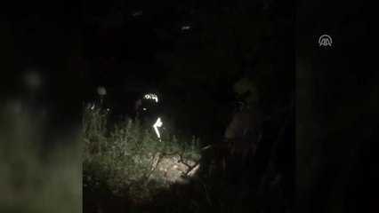 Kayalıklarda mahsur kalan kişiyi itfaiye kurtardı