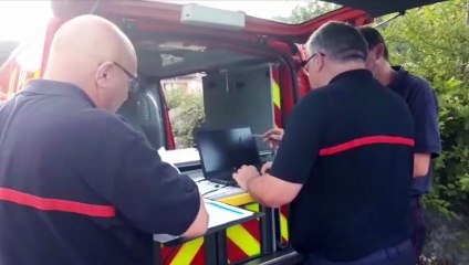 Exercice grandeur nature des pompiers qui simulent un accident industriel