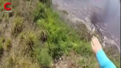 Avladığı balığı alırken az kalsın timsaha yem oluyordu