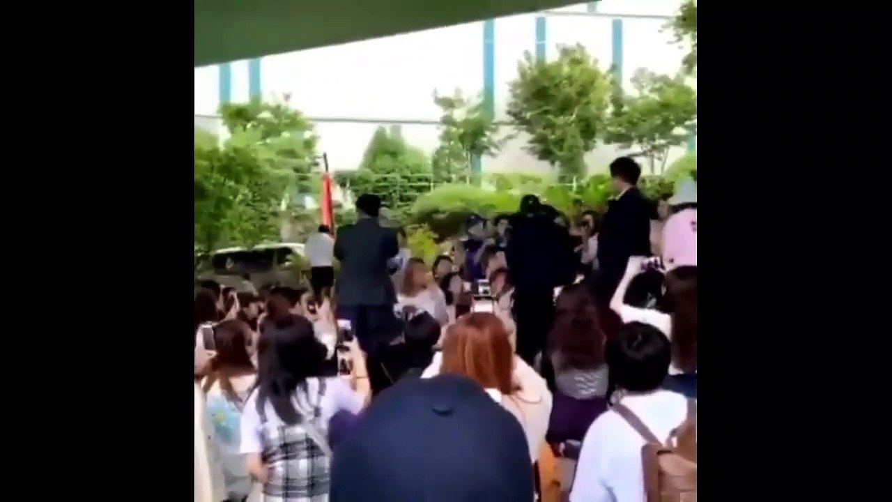 BIGBANG TOP FINALLY OUT FROM MILITARY SERVICE !!! HE GREETED EVERY VIP WHO CAME TO WELCOME HIM !!