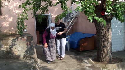 Örnek gelin...Aynı evde hem annesine, hem de kayınvalidesine gözü gibi bakıyor