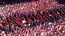 Comparsa de gaiteros en la plaza del Ayuntamiento, tras el esperado 'txupinazo' de San Fermín