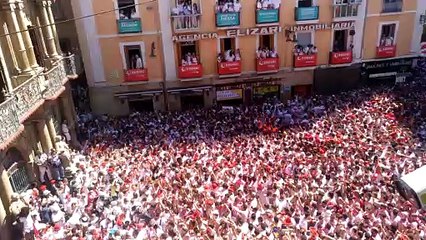 Miles de personas reunidas en la Plaza del Ayuntamiento celebran el Chupinazo 2019