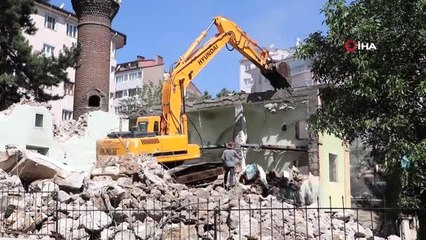 Cami iki kez yıkıldı minaresi 5 asırdır ayakta