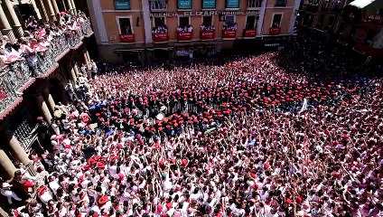 La comparsa de gaiteros ameniza  los momentos posteriores al lanzamiento del Chupinazo