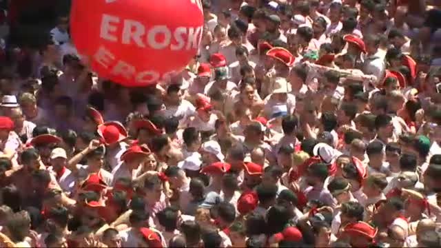 Ikurriñas y pancartas en el chupinazo de los Sanfermines 2019