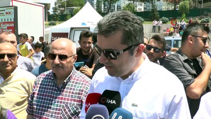 Descargar video: Erzurum’da Cağ kebabı ve Baş bar rekor denemesi...919 kilogram Cağ kebabı vinçle tezgaha konuldu