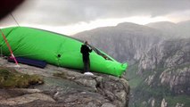 Un homme en costume de morse fait du BASE jump