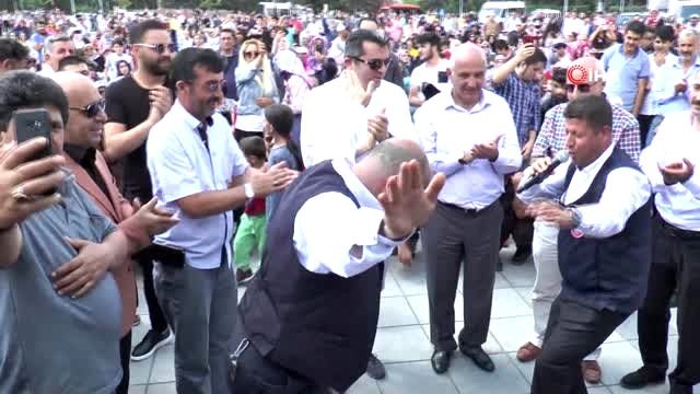 Erzurum'da Cağ kebabı ve Baş bar rekor denemesi...919 kilogram Cağ kebabı vinçle tezgaha konuldu