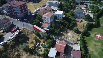 Freni patlayan turşu yüklü tır evin duvarına çarparak durabildi...Çevreye saçılan turşular havadan görüntülendi