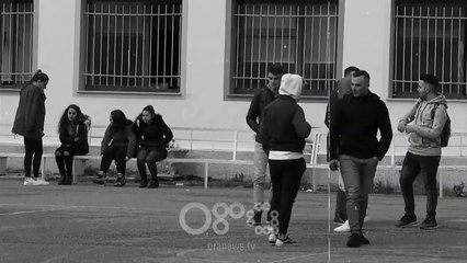 RTV Ora - Emocionuese, gjimnazistët e "Partizanit" ritakohen pas gjysmë shekulli