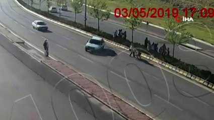 Yayalara çarpmamak için kaza yaptı