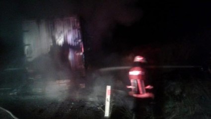 Plastik yüklü tır alev topuna döndü