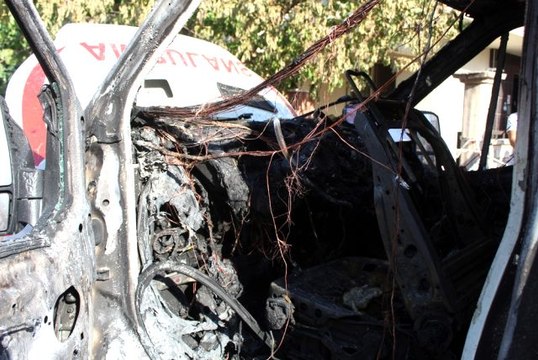 Ambulans alev aldı, hastayı alevler içinden kurtardı