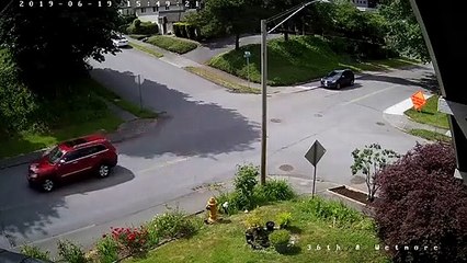 Скачать видео: Un cycliste grille le stop à un carrefour et évite le drame de peu... Bon karma