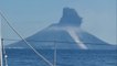 Un touriste filme l’éruption du Stromboli depuis son voilier