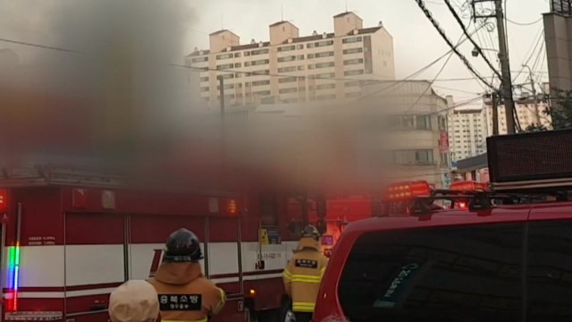 폭염에 에어컨 실외기 과열돼 화재 / YTN