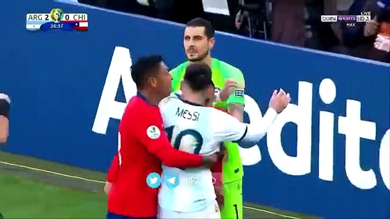 لحظه طرد ميسي وتشاجره مع فيدال اليوم