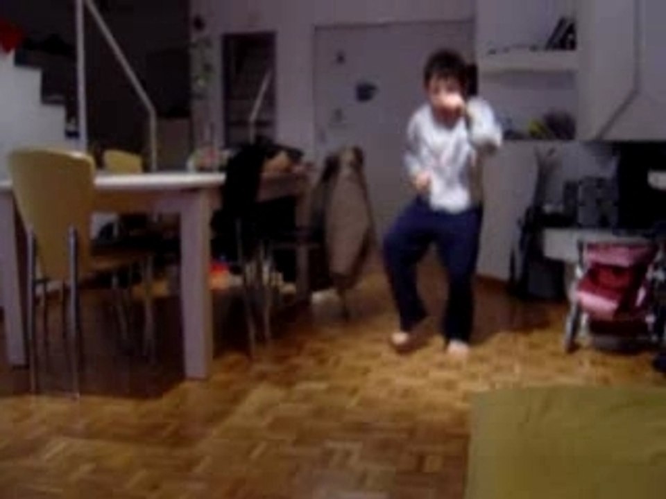 Glenn am rumtoben mit Jaya