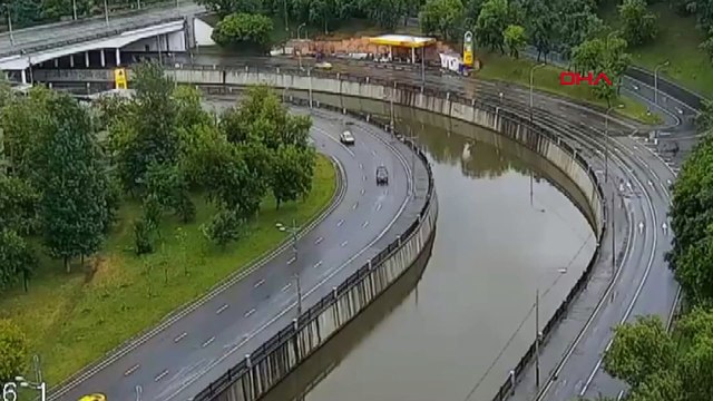 Viraja hızlı giren taksi nehre uçtu! Kabus dolu anlar kamerada