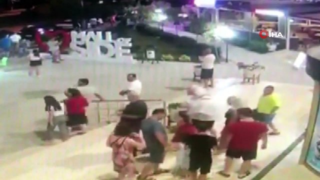 Hırsızlardan biri tezgahtarı oyaladı diğeri bileziği böyle çaldı