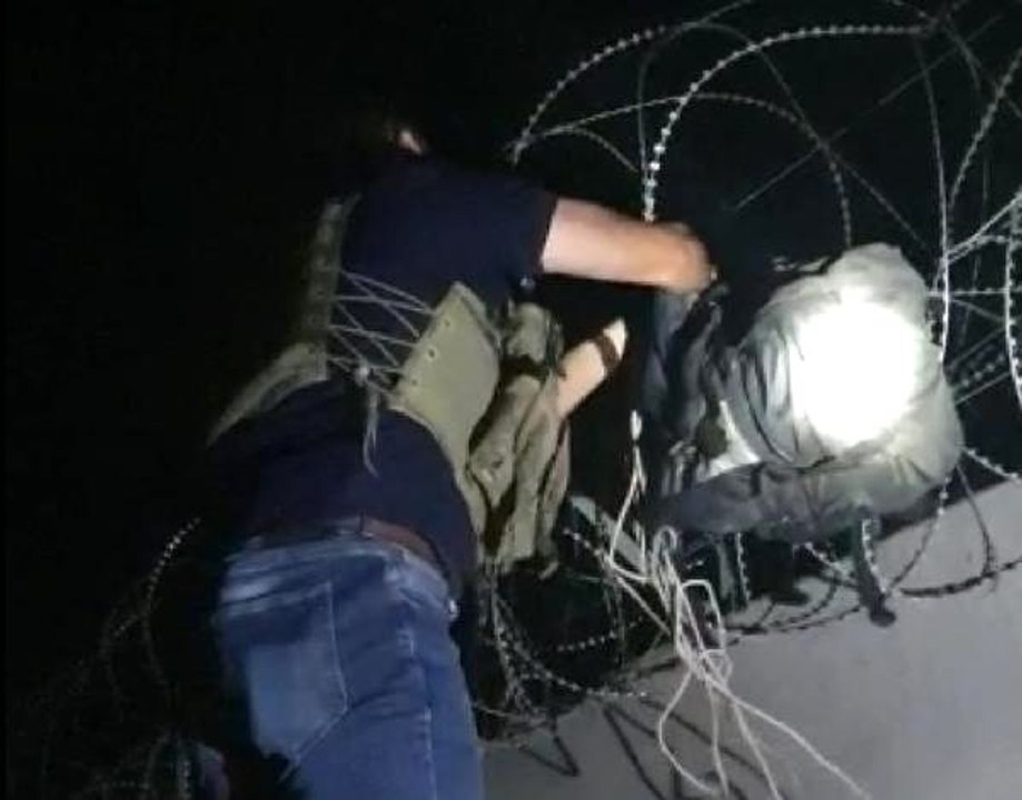 Suriye'den Türkiye'ye atılan 15 kilo patlayıcı sınır tellerine takıldı