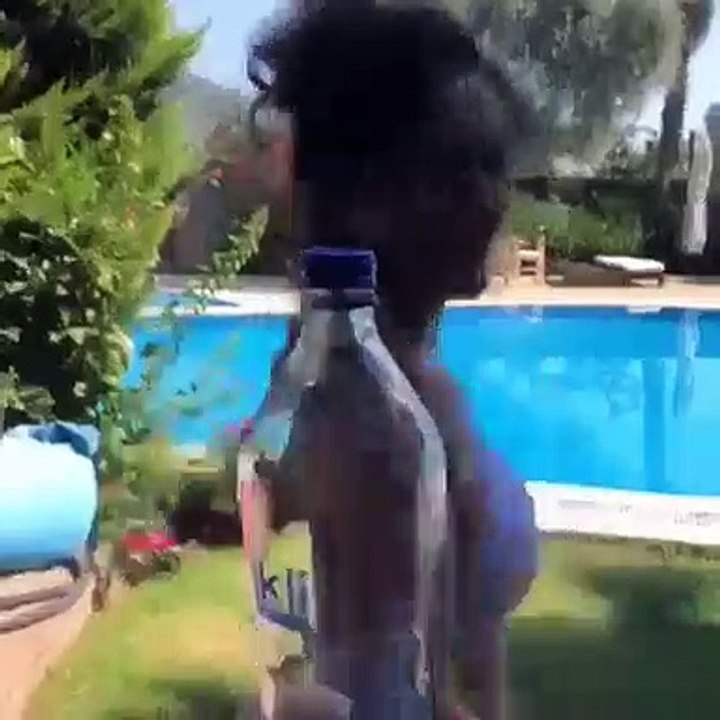 Akıma uyan Demet Akalın tektaş yüzüğüyle şişe açtı