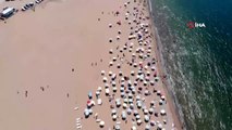 Sıcaktan bunalan İstanbulluların tıklım tıklım doldurduğu Riva merkez plajı havadan görüntülendi