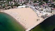 Sıcaktan bunalan İstanbullular Riva plajına akın etti