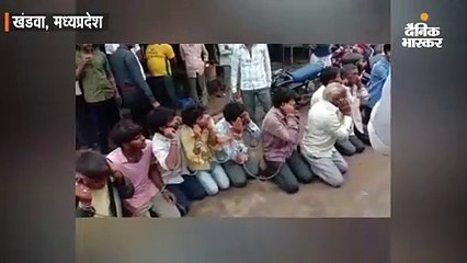 Descargar video: खंडवा में गोवंश की तस्करी के शक में 20 लोगों को पकड़ा, मारपीट कर गो माता की जय के नारे लगवाए