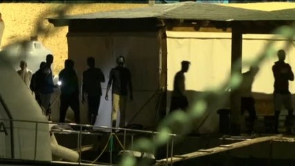 Un barco con 41 migrantes desafía a Salvini y atraca en Lampedusa