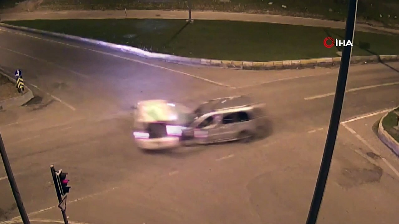 Dikkatsizlik kazaları da beraberinde getirdi...Diyarbakır ve Batman’daki trafik kazaları kamerada