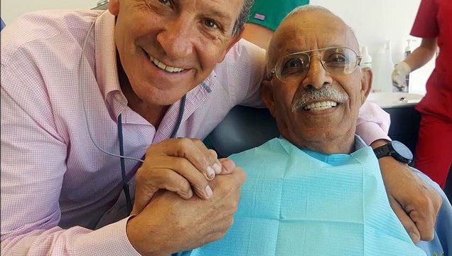 ד ר ויז'נסקי עם מטופלים לאחר השתלת שיניים