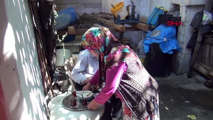 1500 yıllık tarihi sütunu çay masası olarak kullanıyor