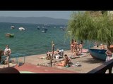 (ВИДЕО) Топлото време ги наполни плажите во Охрид и Струга