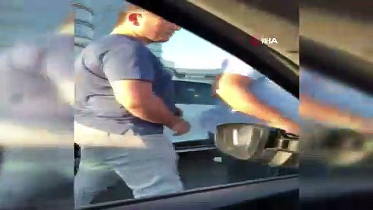 Şehir magandaları yol kesip, hamile kadının bulunduğu araca saldırdı