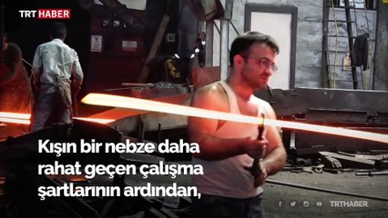 Demir işçileri birbirlerine su tutarak serinliyor