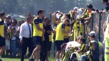 Fenerbahçeli futbolcular taraftarla bir araya geldi