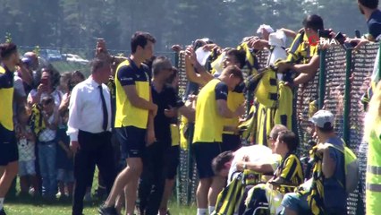 Fenerbahçeli futbolcular taraftarla bir araya geldi