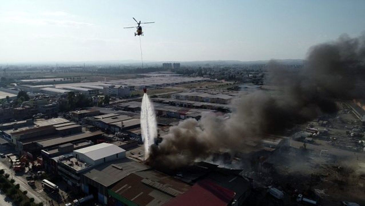 Geri dönüşüm fabrikasındaki yangına 'TOMA' takviyesi