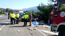 Yolcu otobüsü ile otomobil kafa kafaya çarpıştı: 2 ölü, 3 yaralı