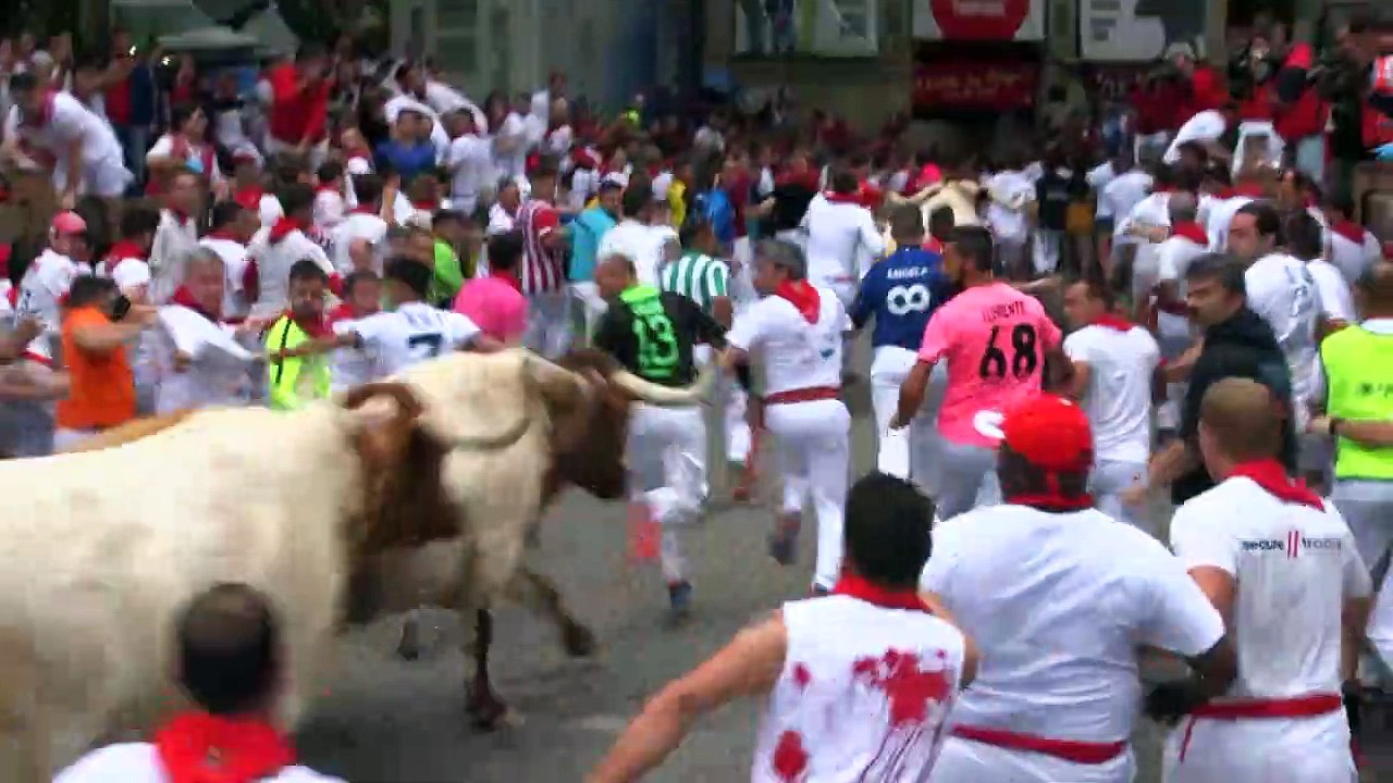 Tres corneados en primer encierro de Sanfermines en España