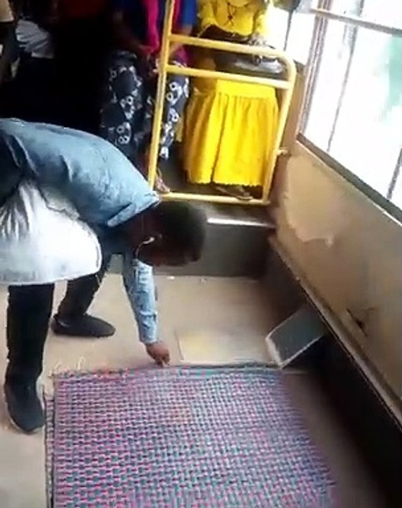 homme dans un bus Dakar Dem Dikk