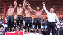 Başpehlivan Ali Gürbüz'ün altın kemerini Bakan Kasapoğlu taktı