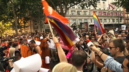 Video herunterladen: Vídeo. LGTB lincha a arrimadas en emboscadas de gays racistas contra Cs, PP y VOX