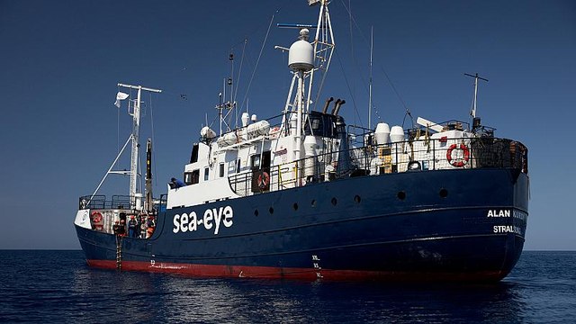 Migrantes do navio humanitário Alan Kurdi transferidos em Malta