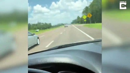 Télécharger la video: Une grand-mère en fauteuil roulant dans le coffre du pick-up sur l'autoroute... Mamie au grand air