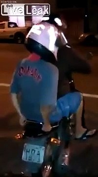 Complètement ivre, il a beaucoup de mal à monter sur la moto